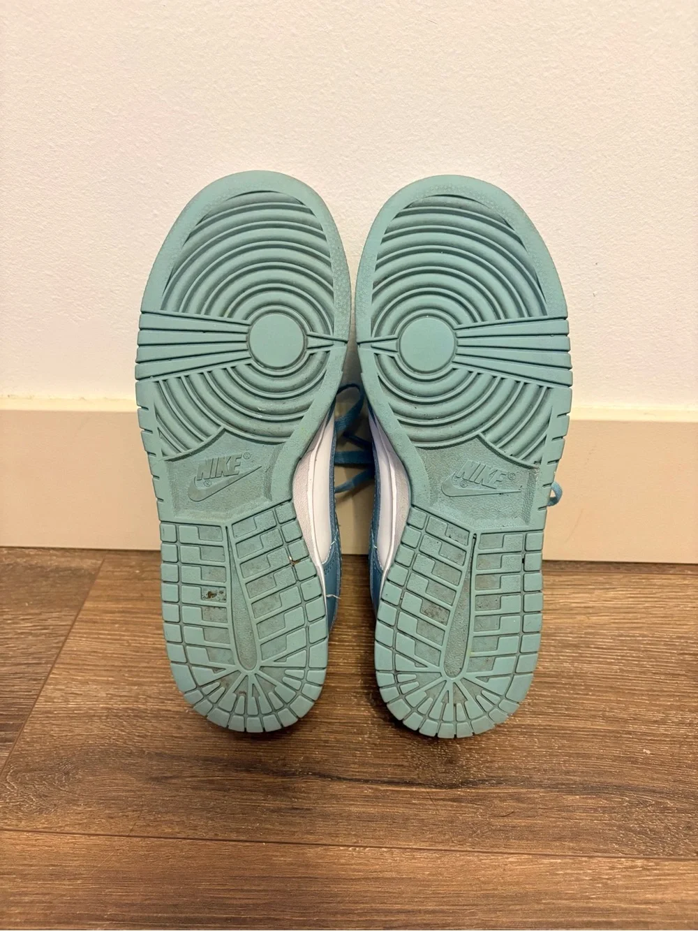 Nike Kids Low-Top Sneakers in Retro Blue and White - Picture 4 of 4